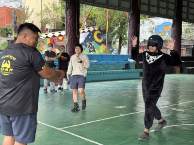 08. 學員練習使用防熊噴霧